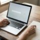 Hände tippen am Laptop neben einer Gehaltsabrechnung mit Brutto- und Nettobetrag